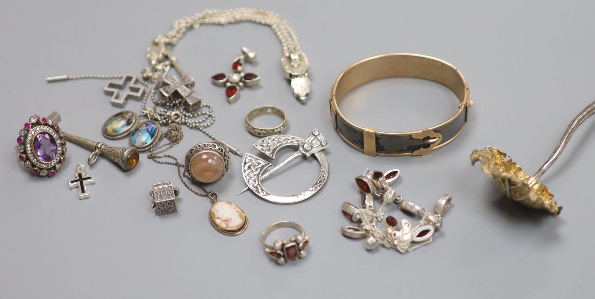 Assorted jewellery including Scottish silver brooch, a white metal albertina, a 925 and paste set dress ring etc.